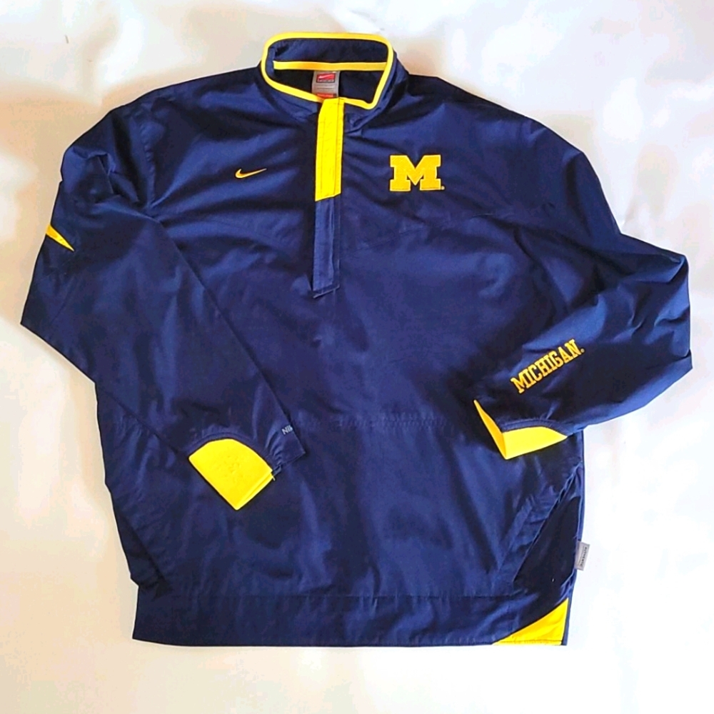 Autentic Nike Team fit storm.